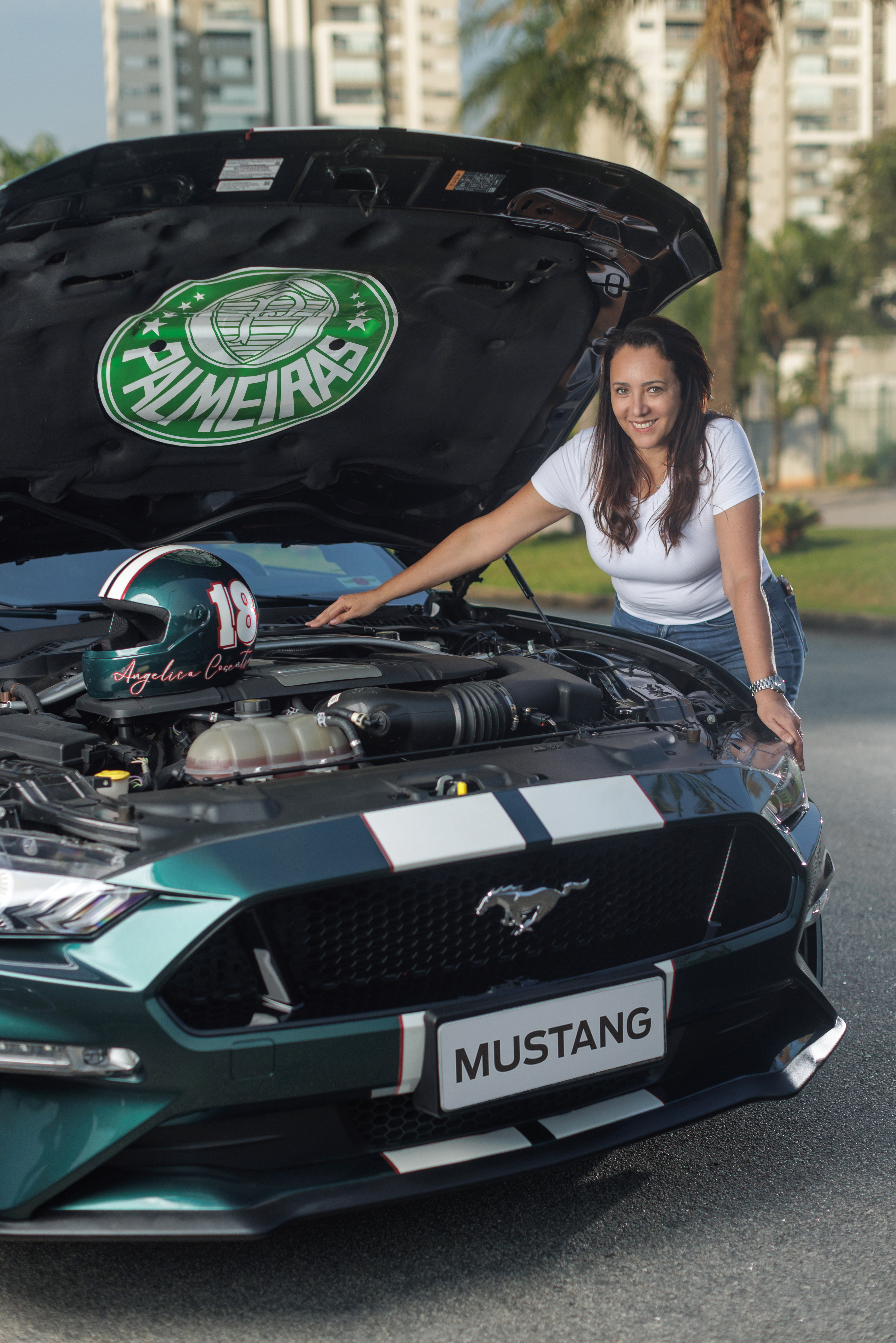 Angélica mostra detalhe do capô do seu Mustang GT verde personalizado com o escudo de seu time do coração